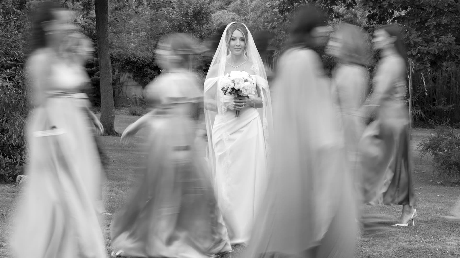 La mariée, entourée — Film — pose longue, noir et blanc (affiche du film)