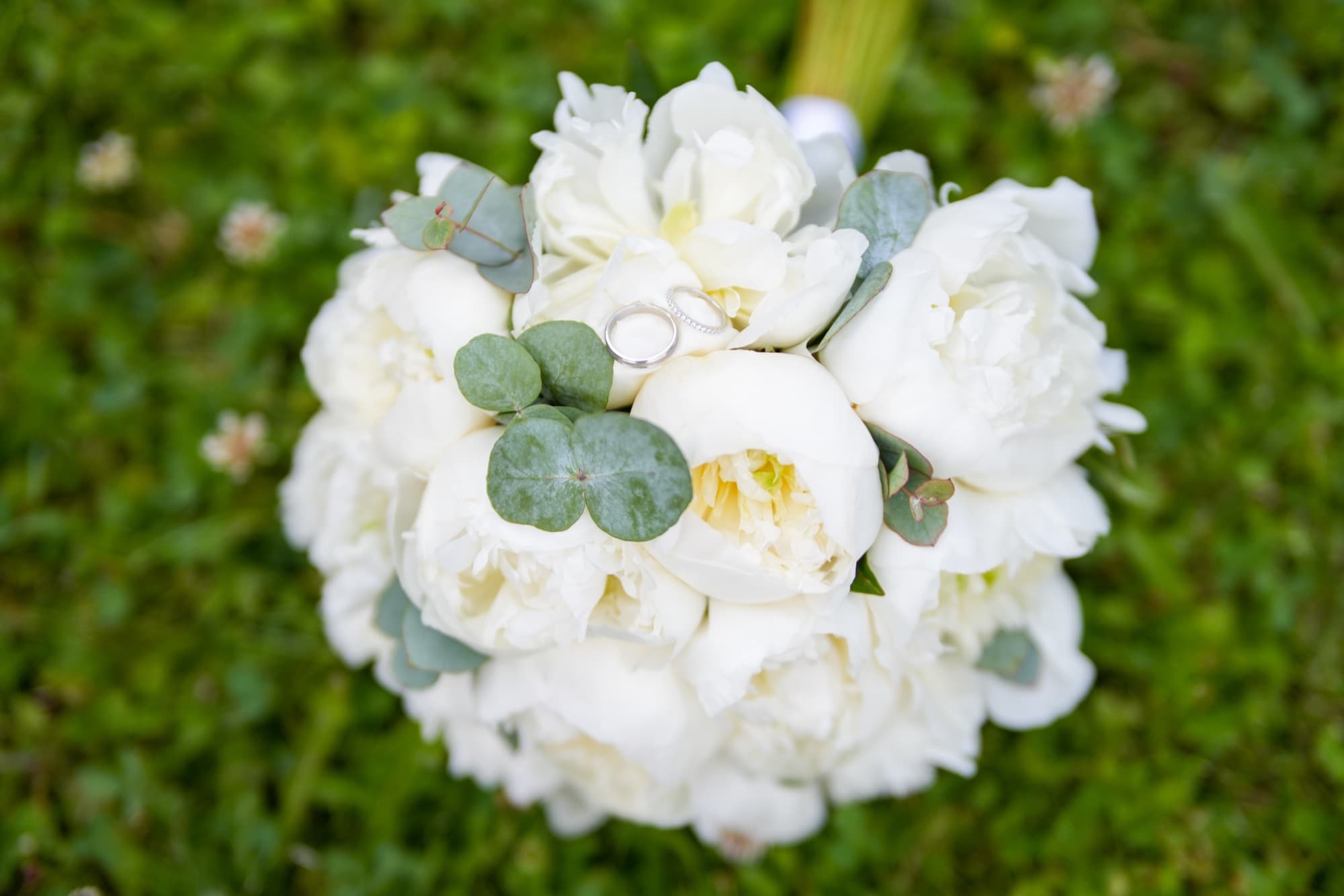 Les alliances au bouquet — Pivoines, eucalyptus, deux anneaux — photographie mariage & événement par UNPOSD