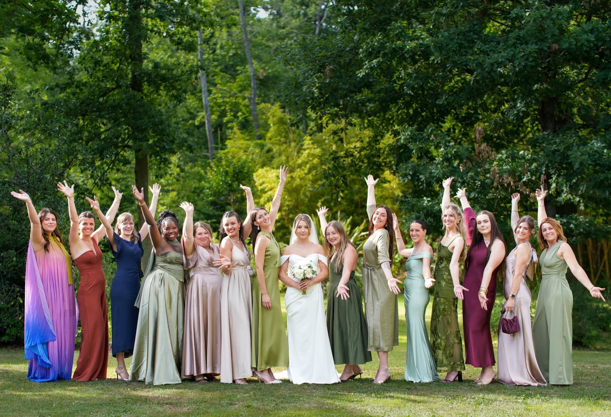 Le cortège en couleurs — Demoiselles d’honneur, bras levés — photographie mariage & événement par UNPOSD