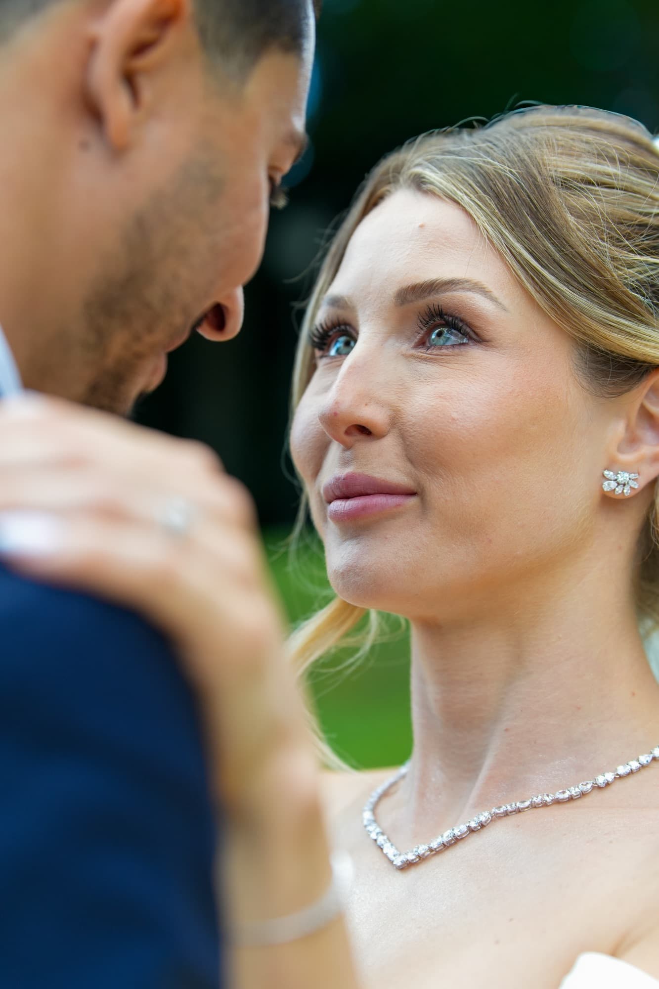 Les yeux dans les siens — Gros plan volé — photographie mariage & événement par UNPOSD