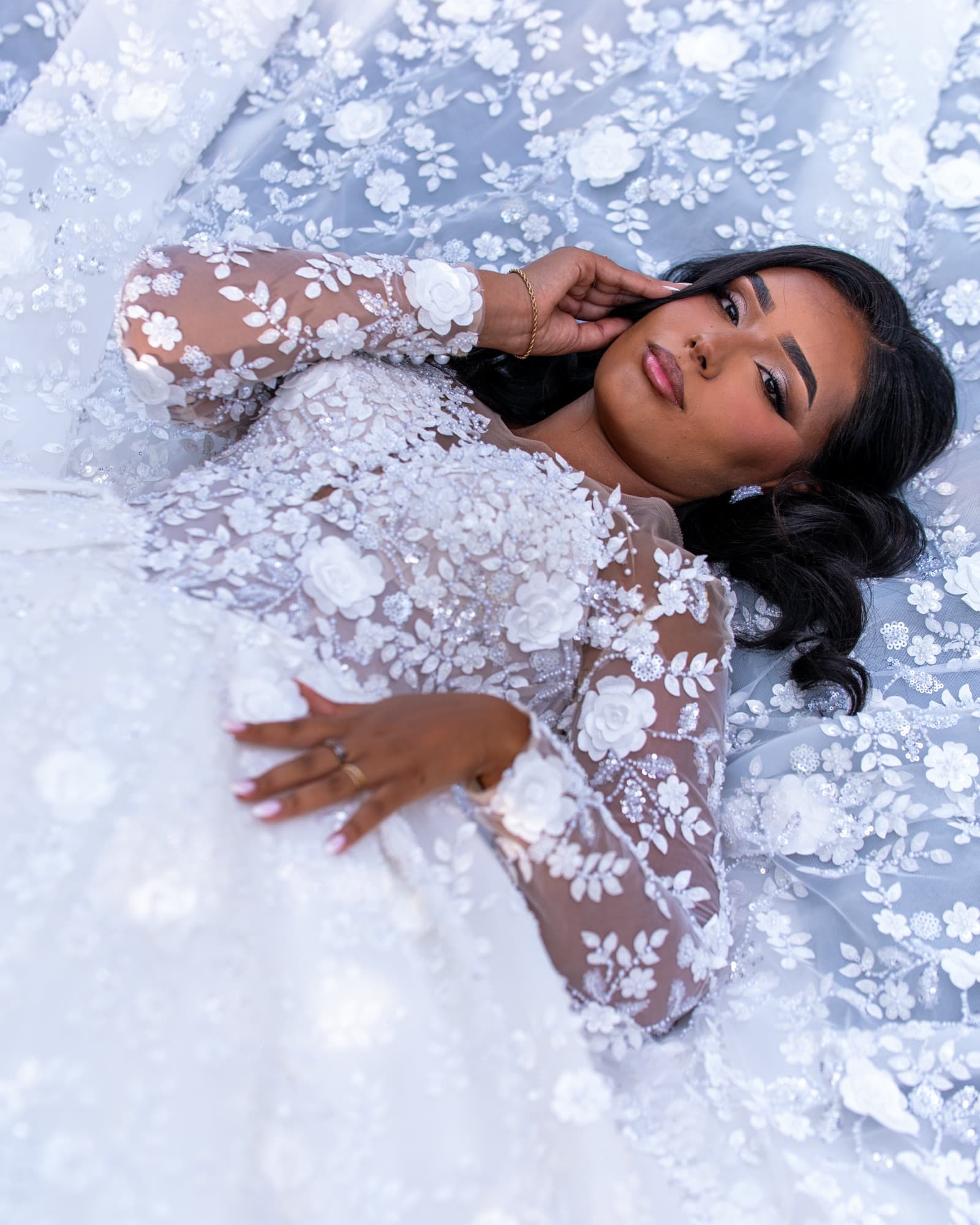 Sur un lit de dentelle — La robe déployée, vue du ciel — photographie mariage & événement par UNPOSD