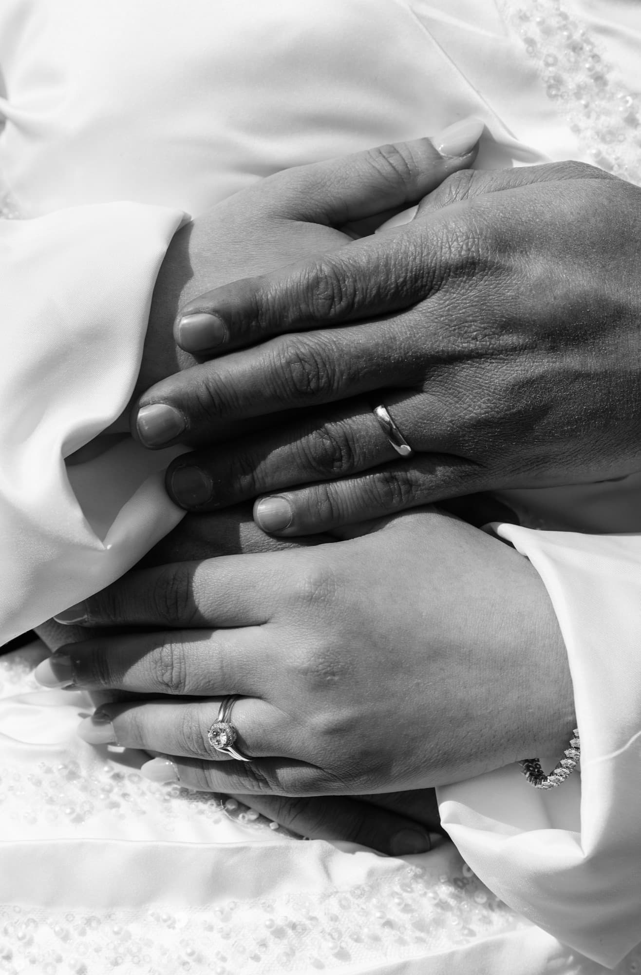 Mains liées — Les alliances, noir et blanc — photographie mariage & événement par UNPOSD