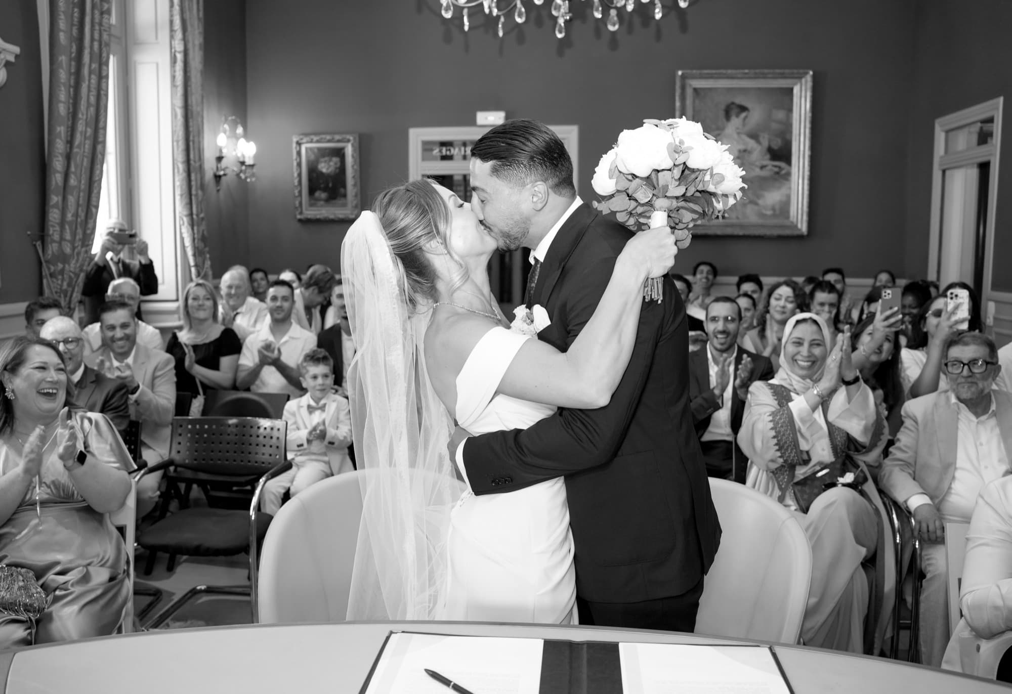 Le premier baiser — En mairie, sur le vif — photographie mariage & événement par UNPOSD