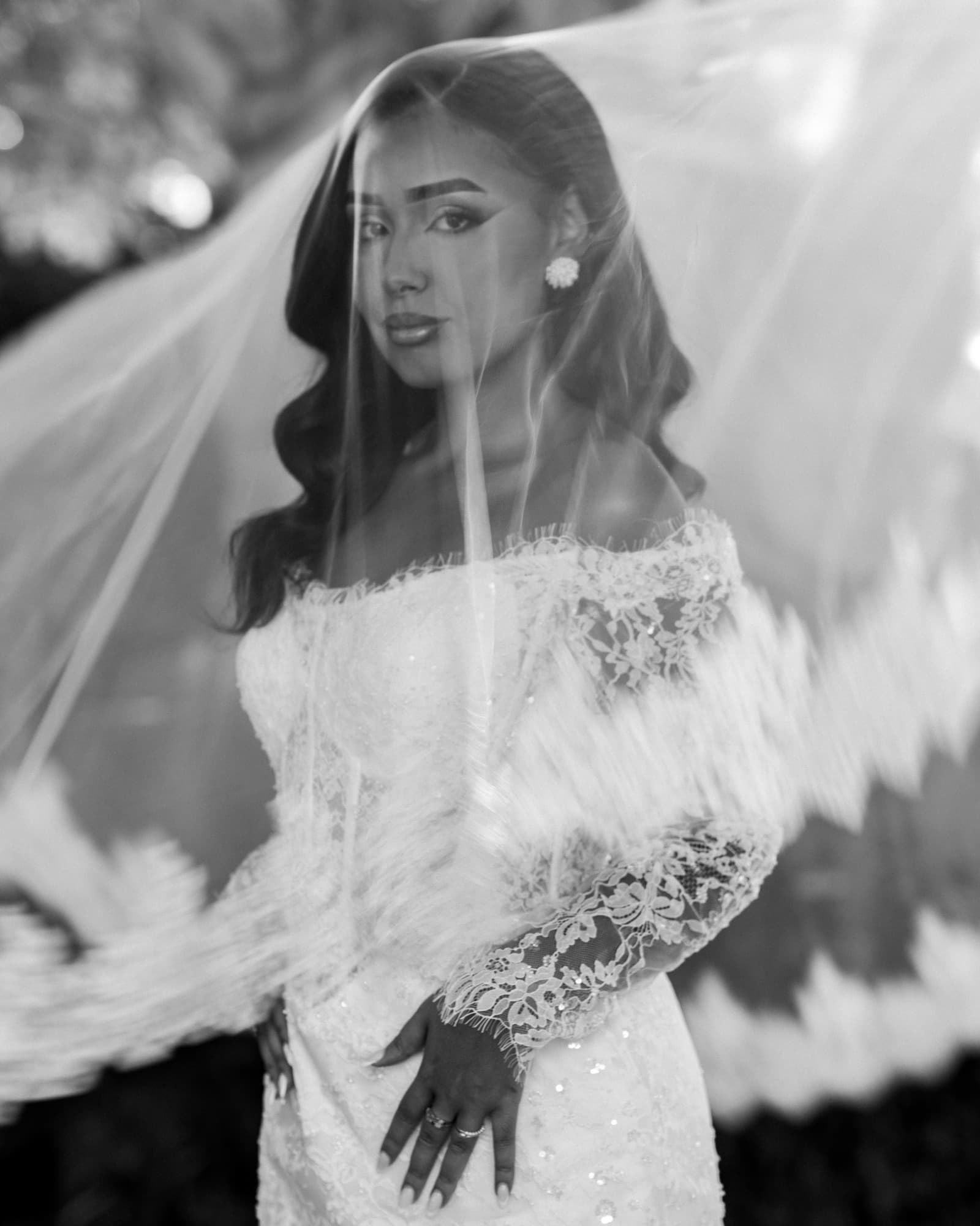 Sous le voile — Regard en transparence, dentelle — photographie mariage & événement par UNPOSD