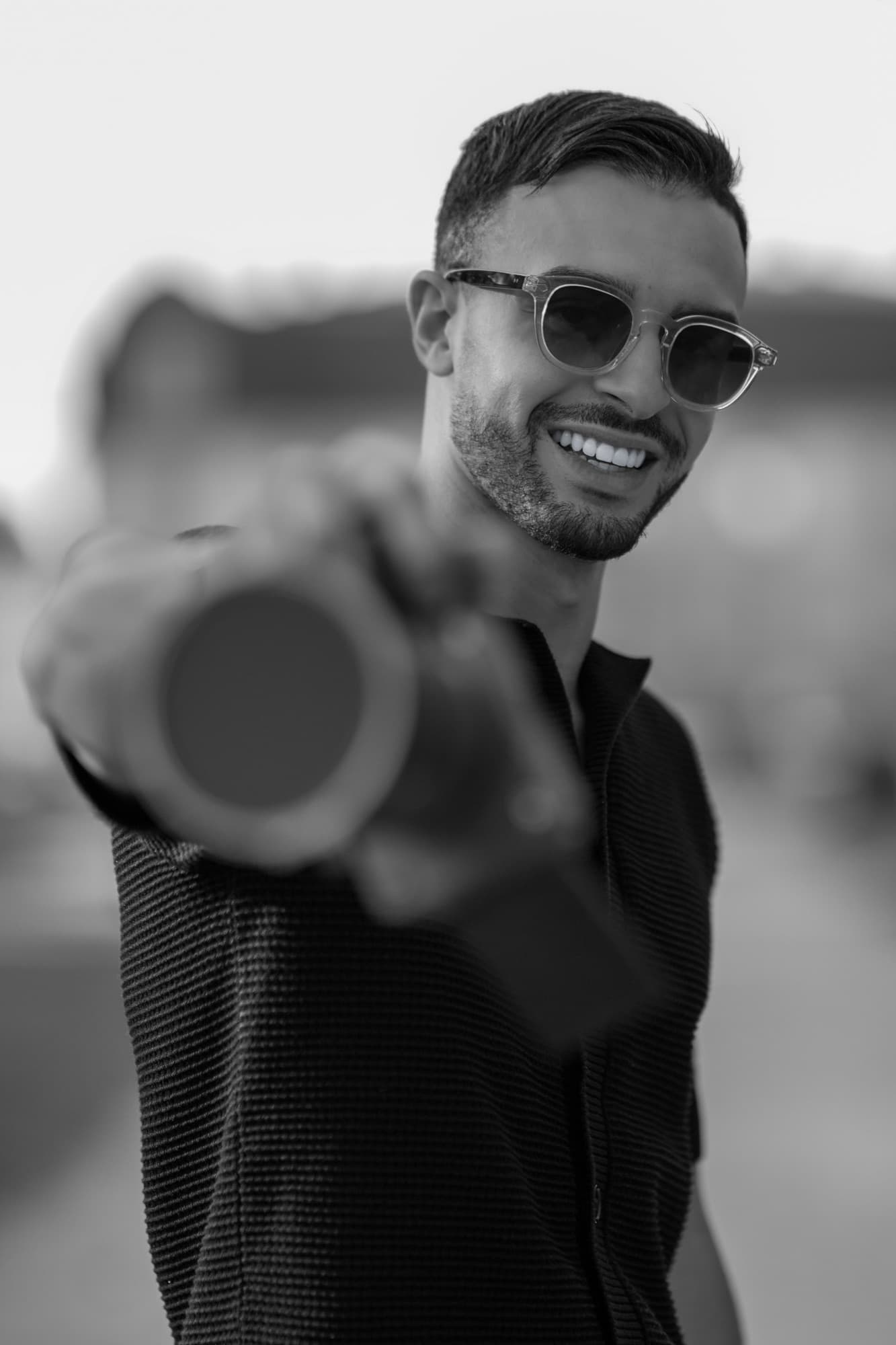 Face caméra — L’objectif tendu, noir et blanc — photographie portrait & lifestyle par UNPOSD