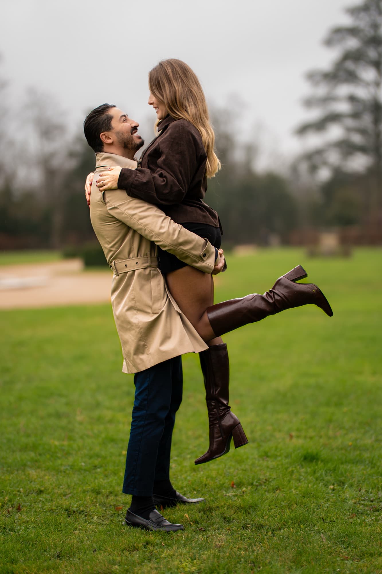 Le rire porté — Soulevée en plein élan — photographie portrait & lifestyle par UNPOSD