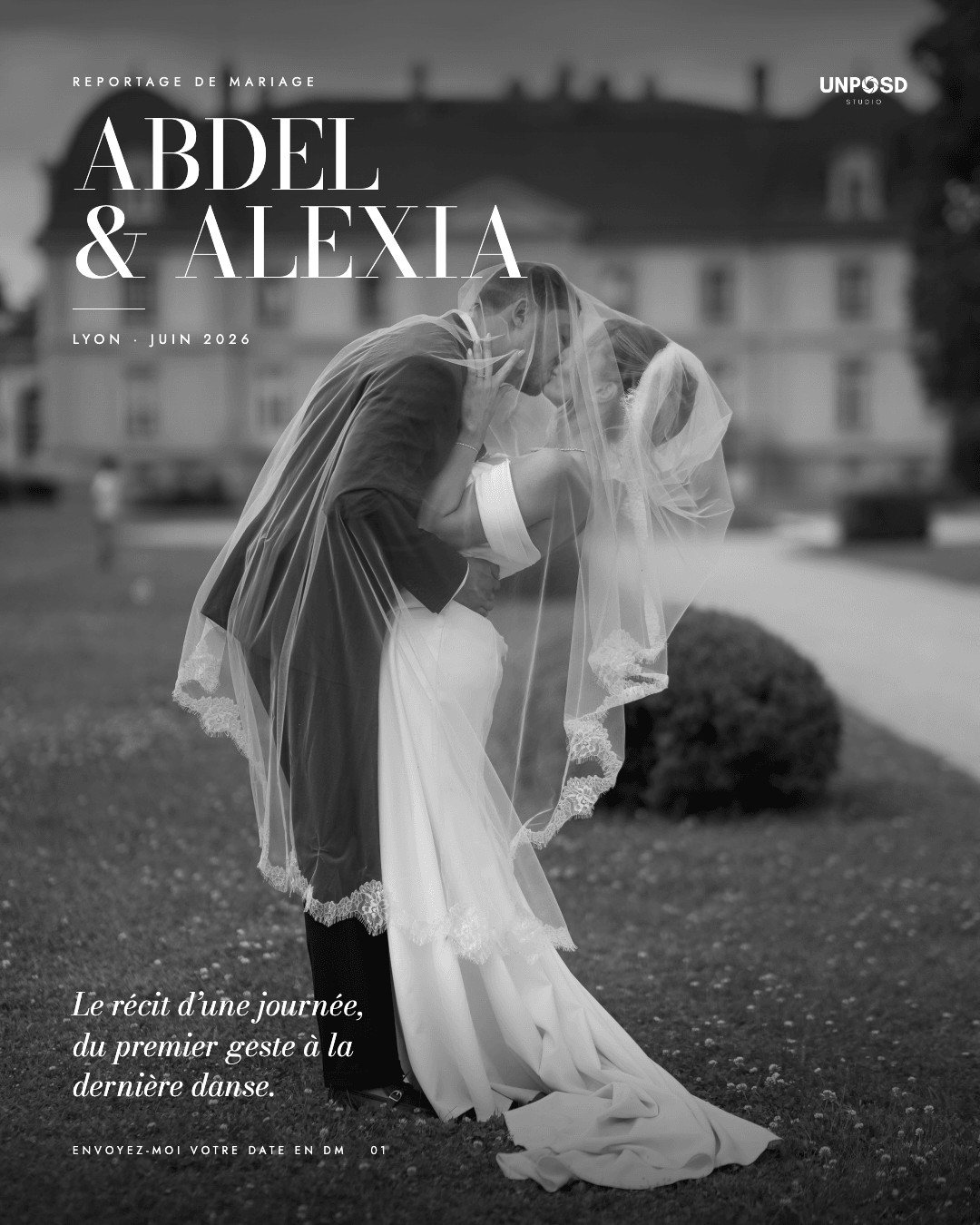 Abdel et Alexia s’embrassent sous le voile devant le château, en noir et blanc
