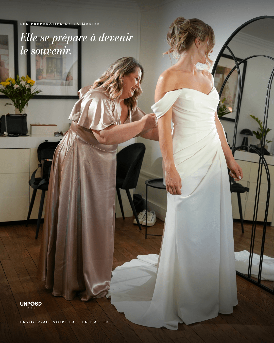 Alexia dans sa robe, ajustée par une proche