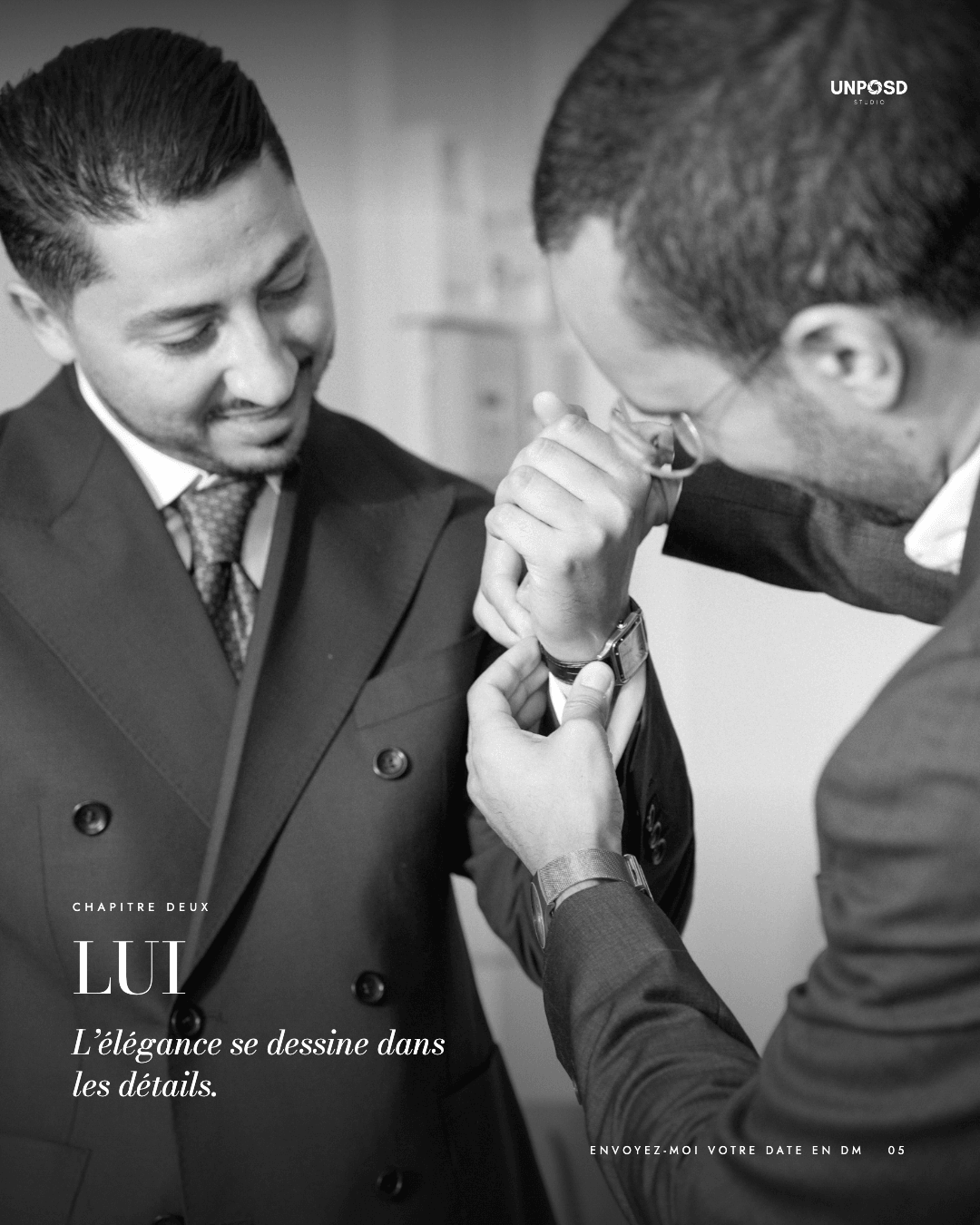 Abdel ajuste ses boutons de manchette, en noir et blanc