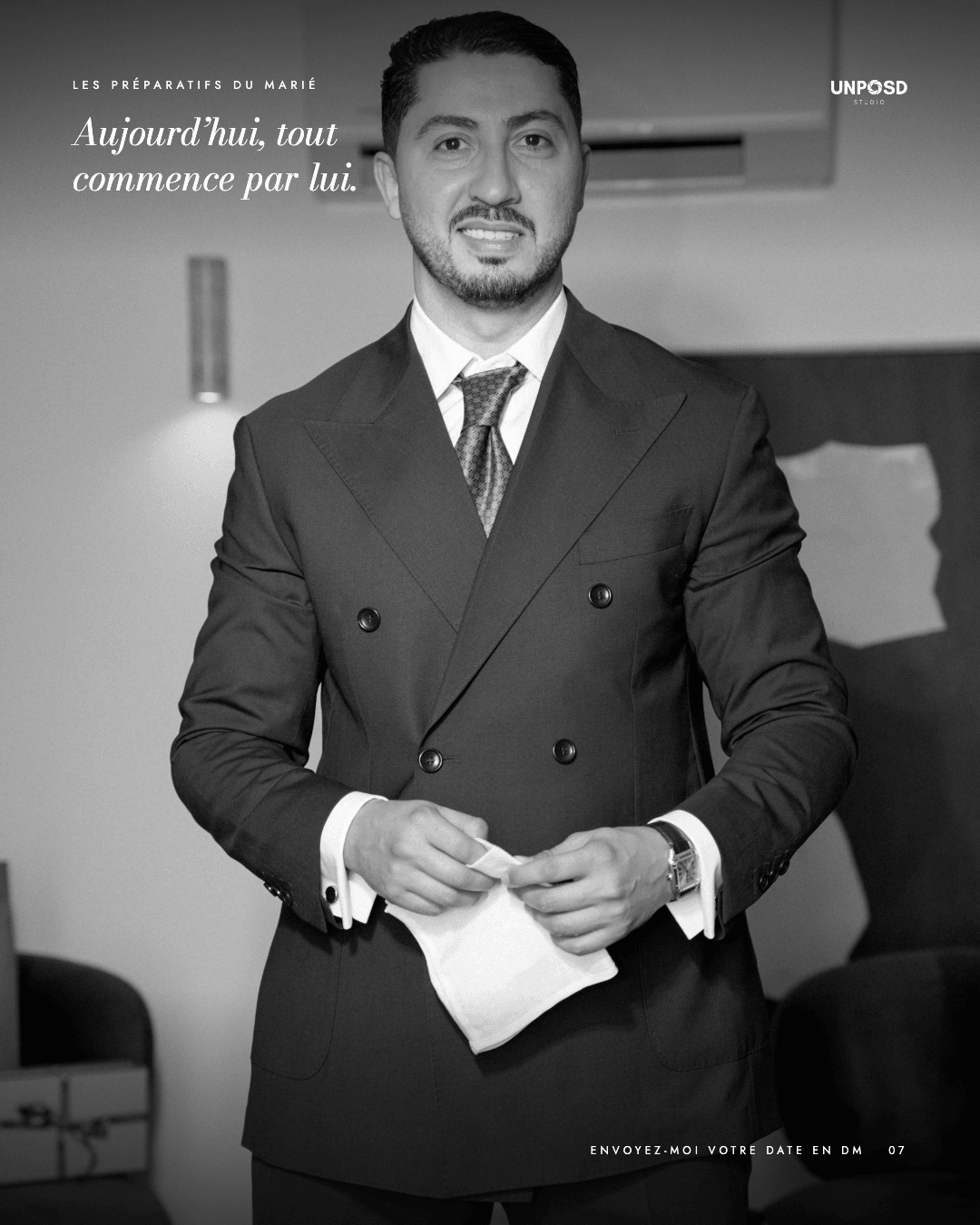Abdel en costume croisé, un mouchoir entre les mains