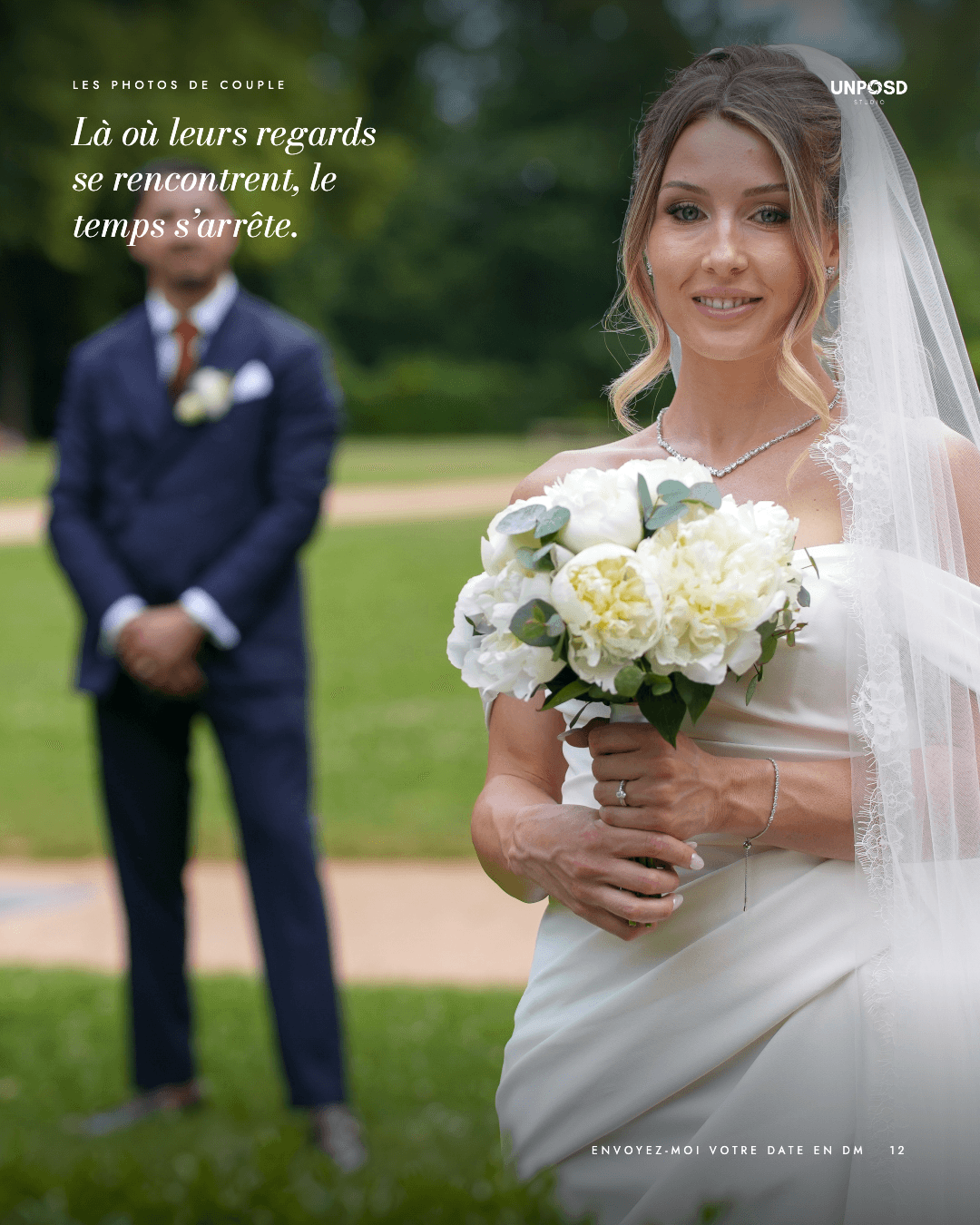 Alexia et son bouquet, Abdel en arrière-plan dans le parc