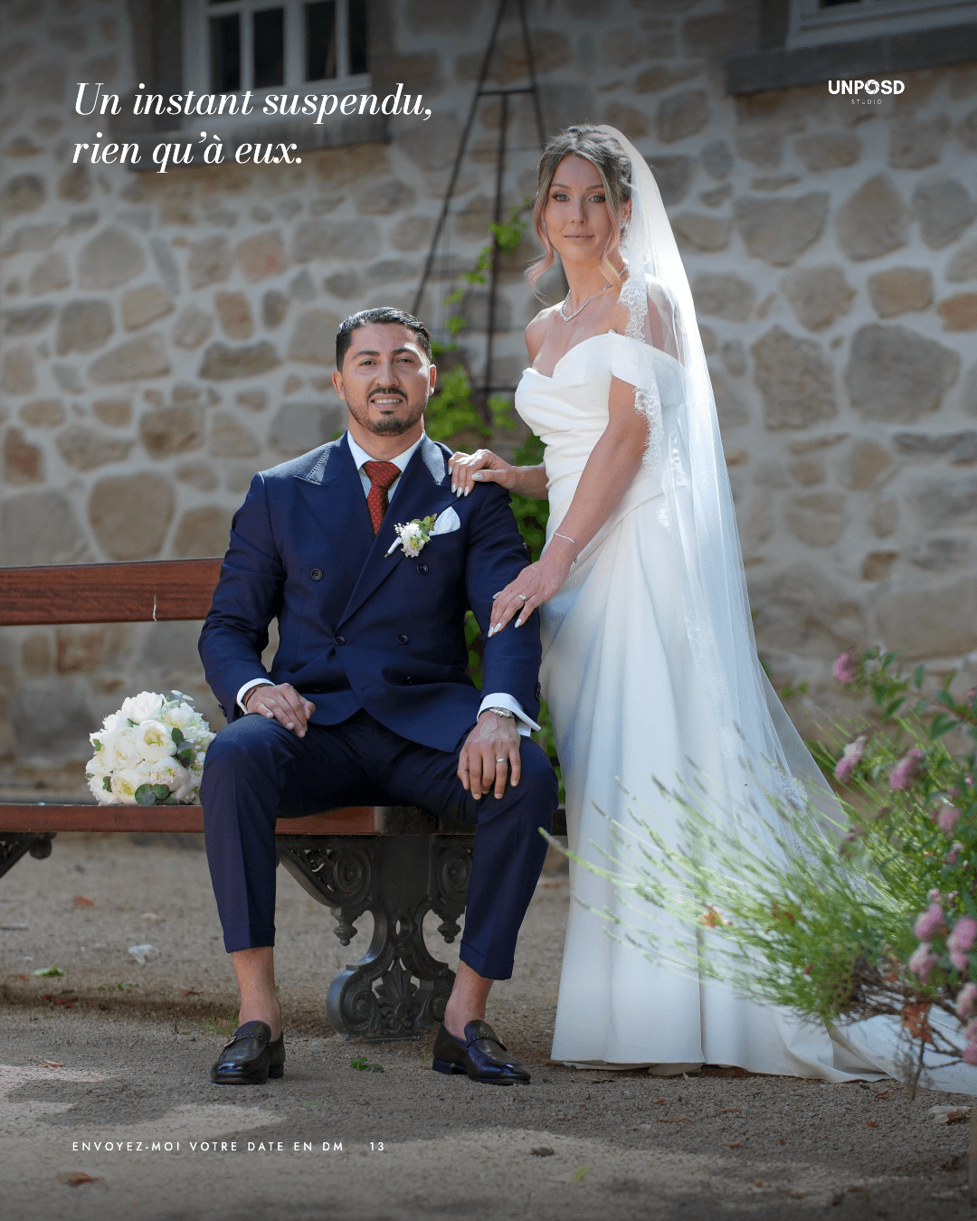 Les mariés sur un banc, devant un mur de pierre