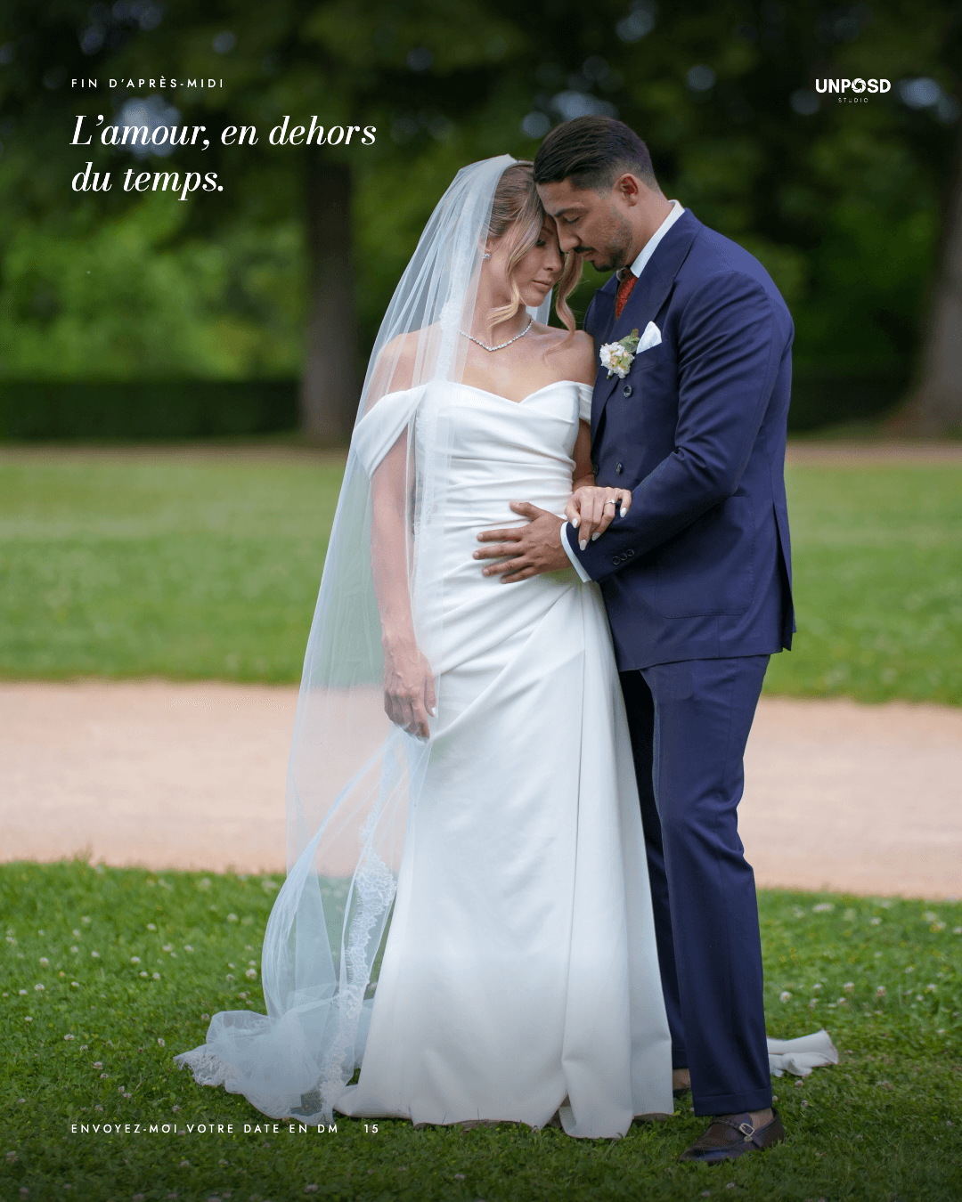 Les mariés enlacés dans l’herbe du parc