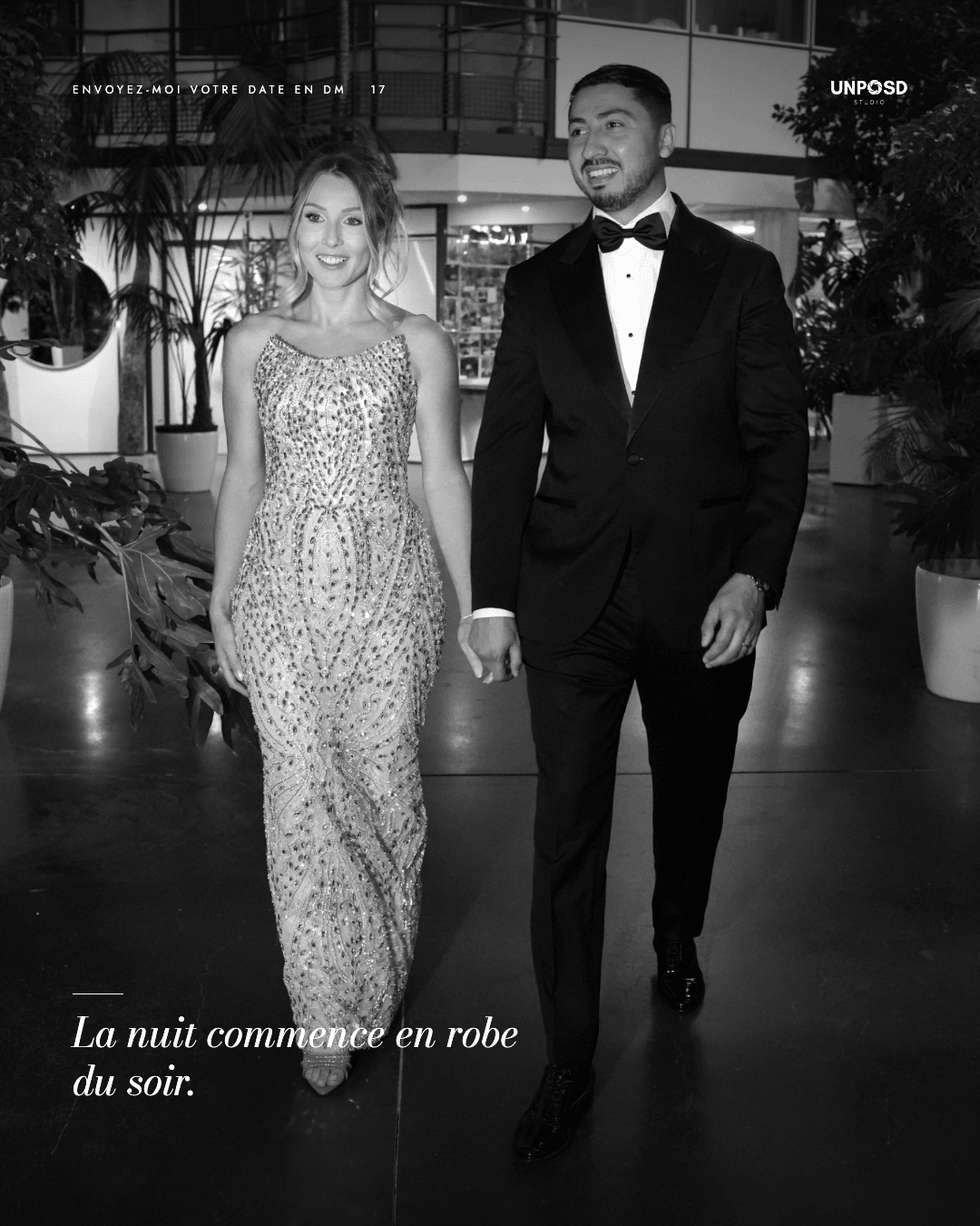 Les mariés en tenue de soirée, main dans la main