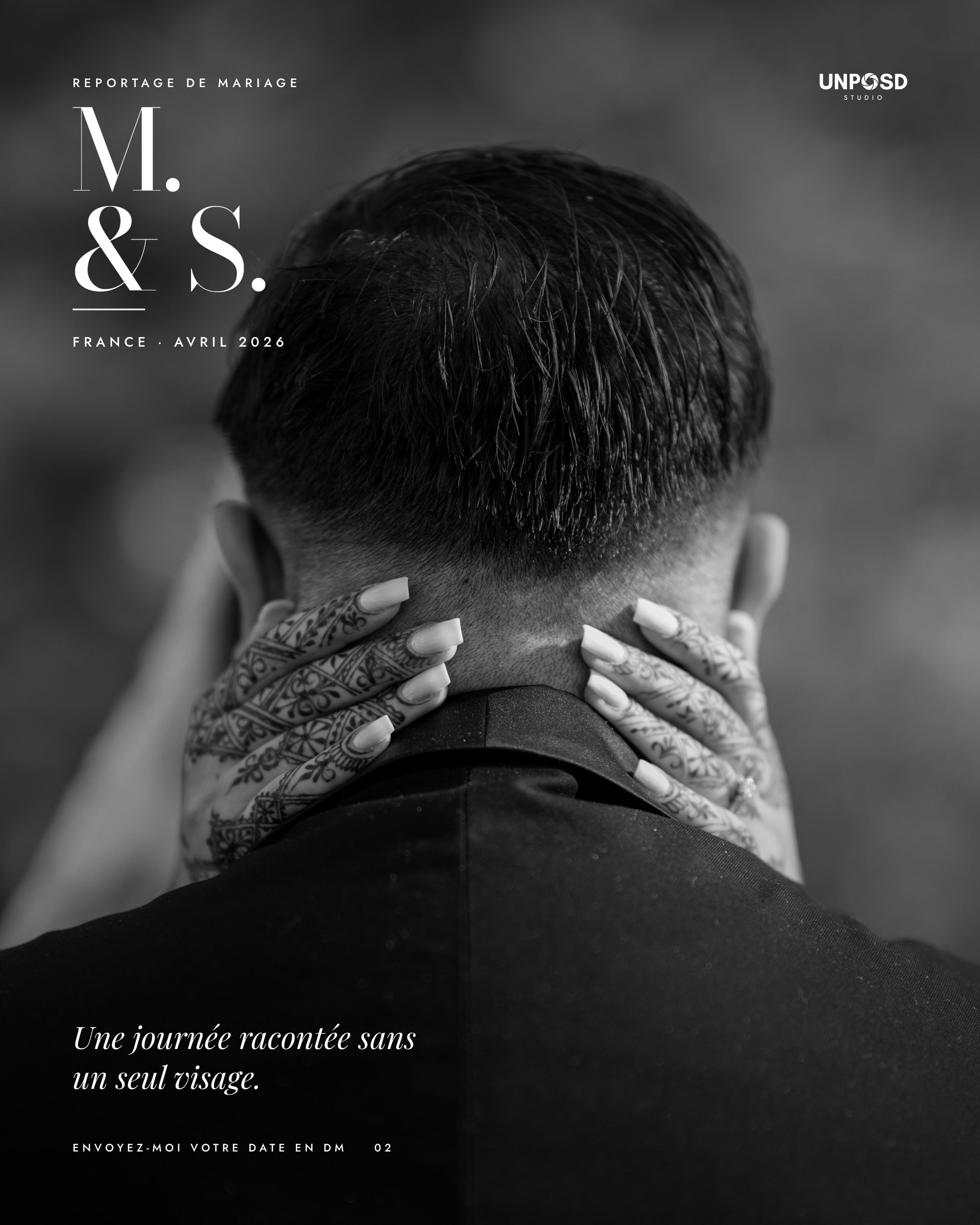 Couverture : les mains de la mariée autour de la nuque du marié, en noir et blanc