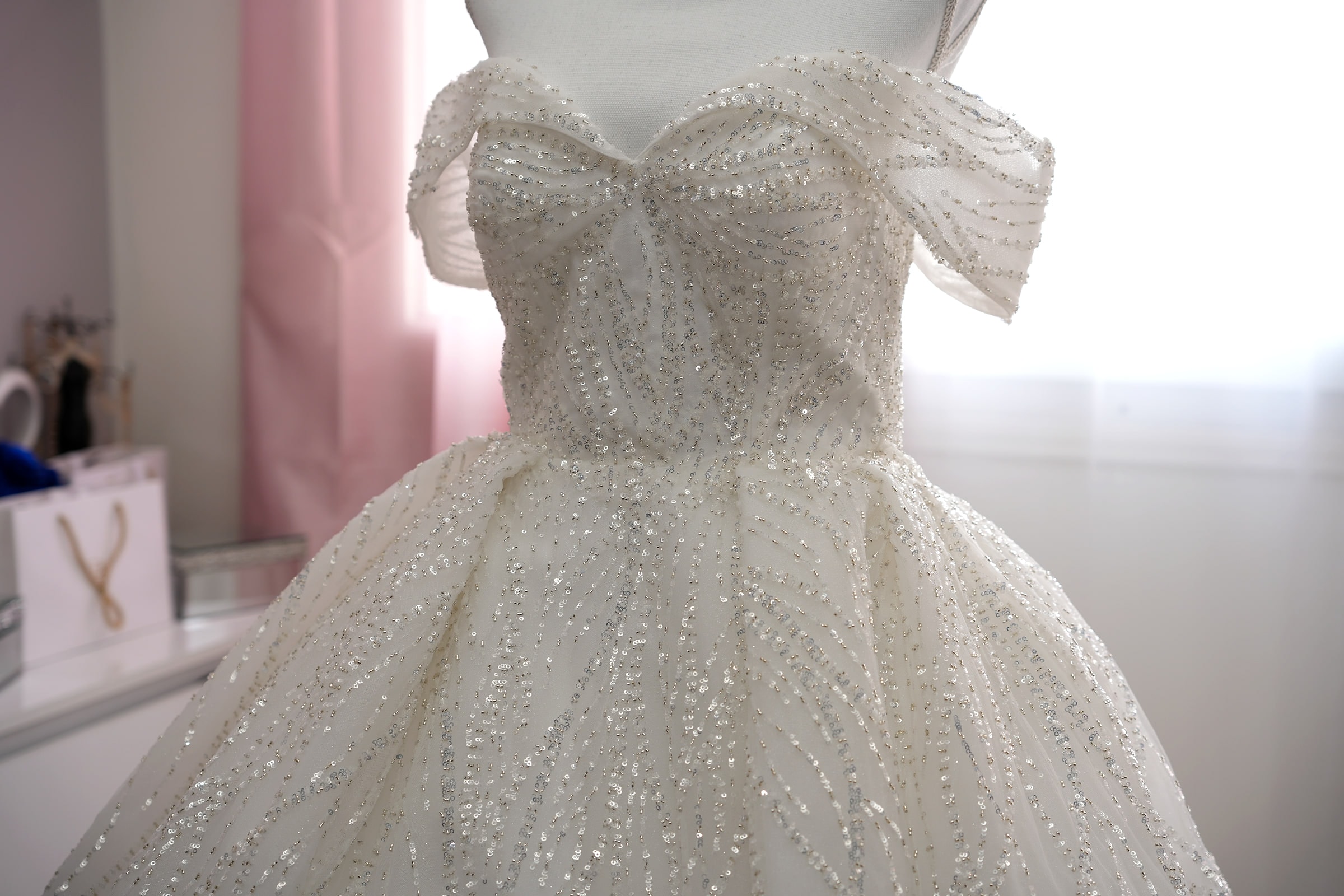 Le corsage brodé de perles de la robe