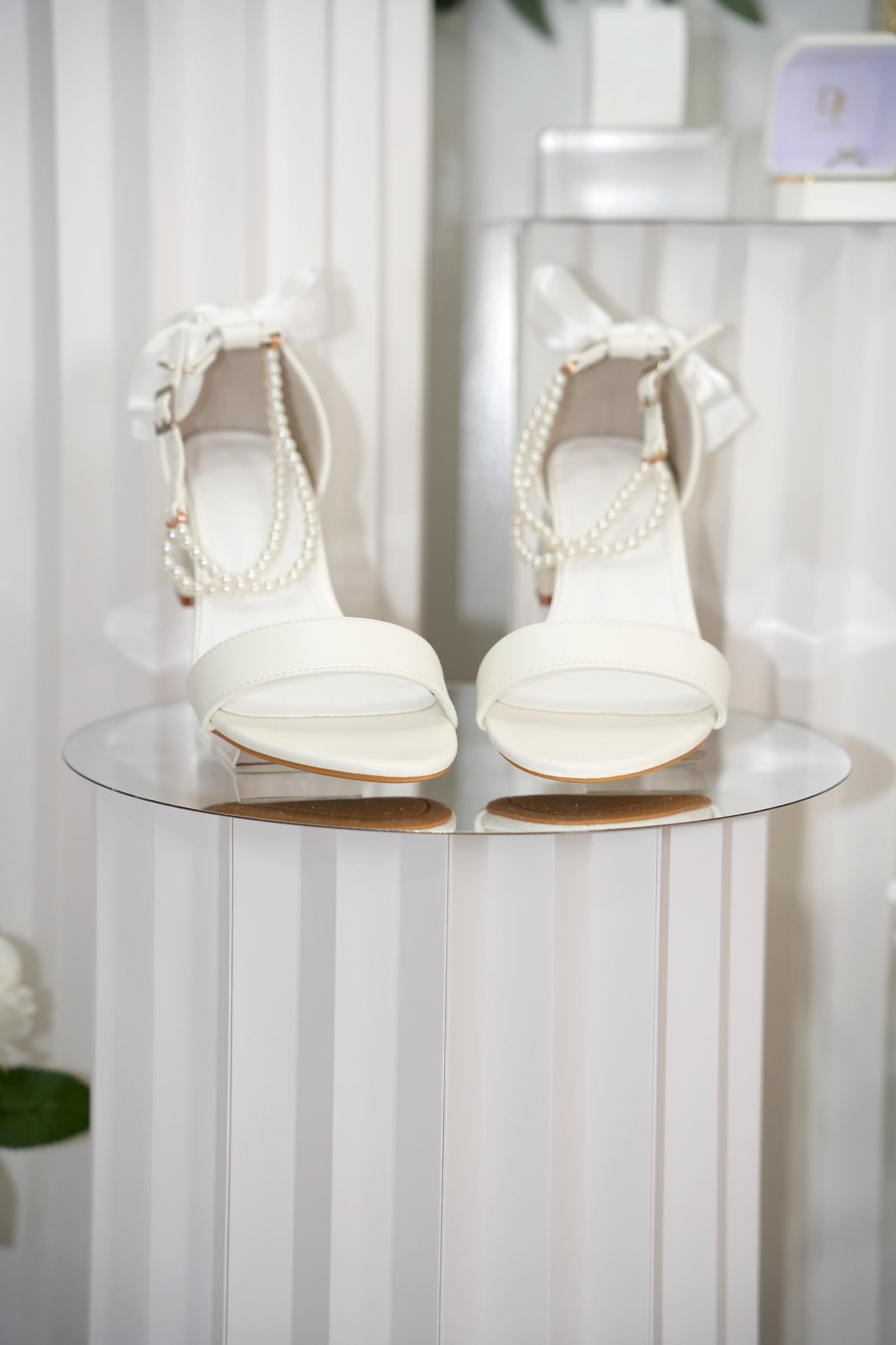 Les sandales de la mariée, ornées de perles