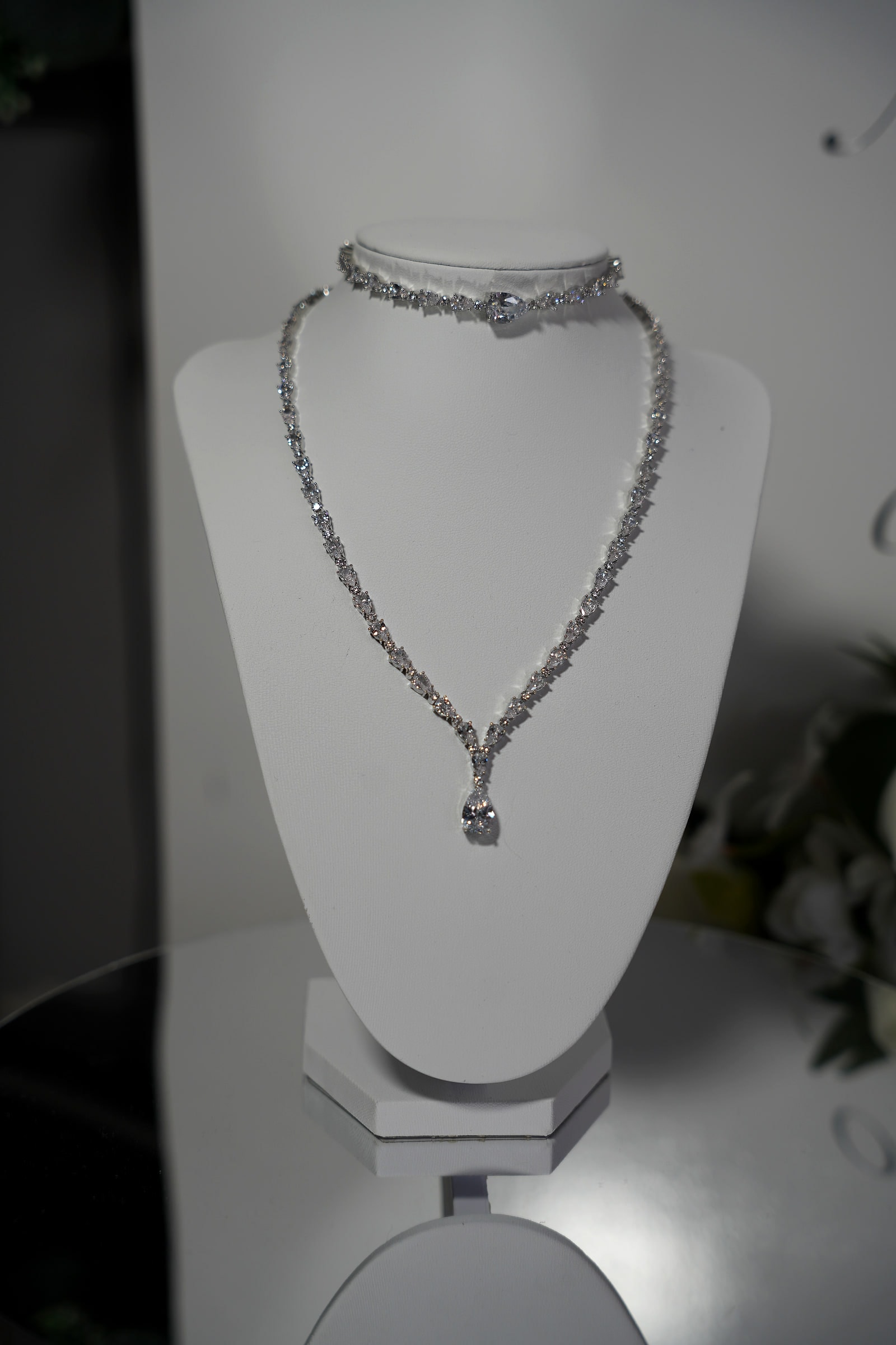 Le collier de la mariée sur son présentoir