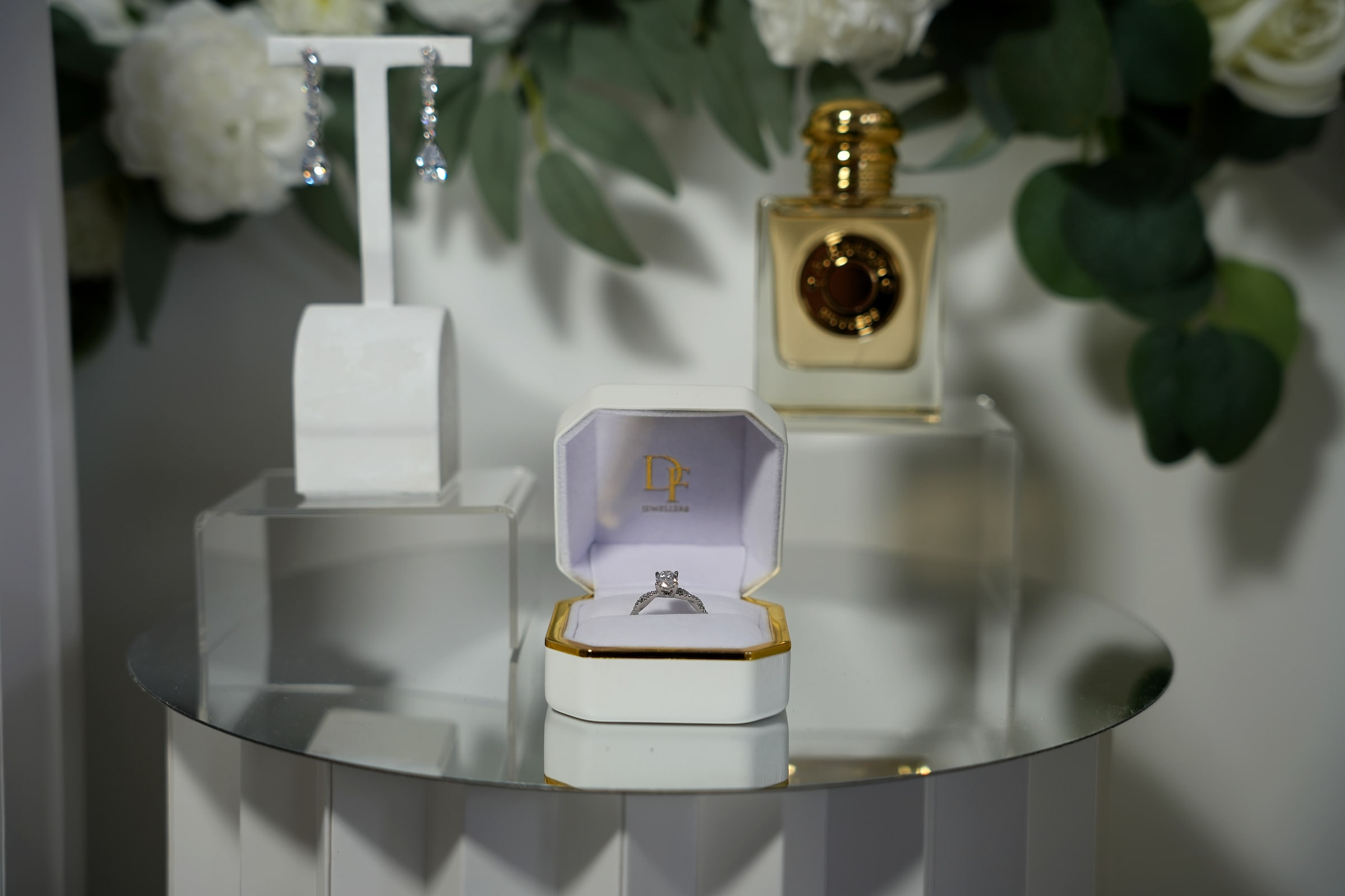 Un flacon de parfum et une bague dans son écrin