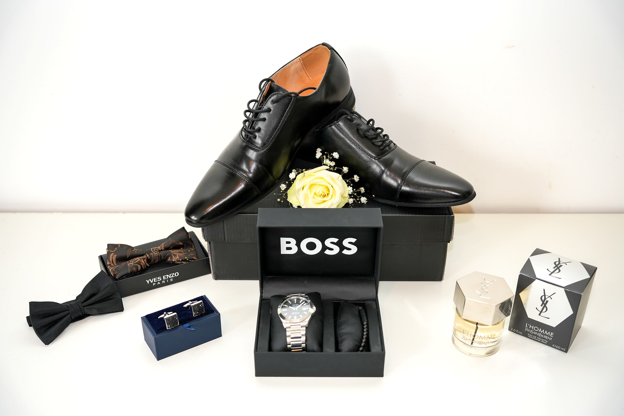 Les chaussures, la montre, le nœud papillon et le parfum du marié