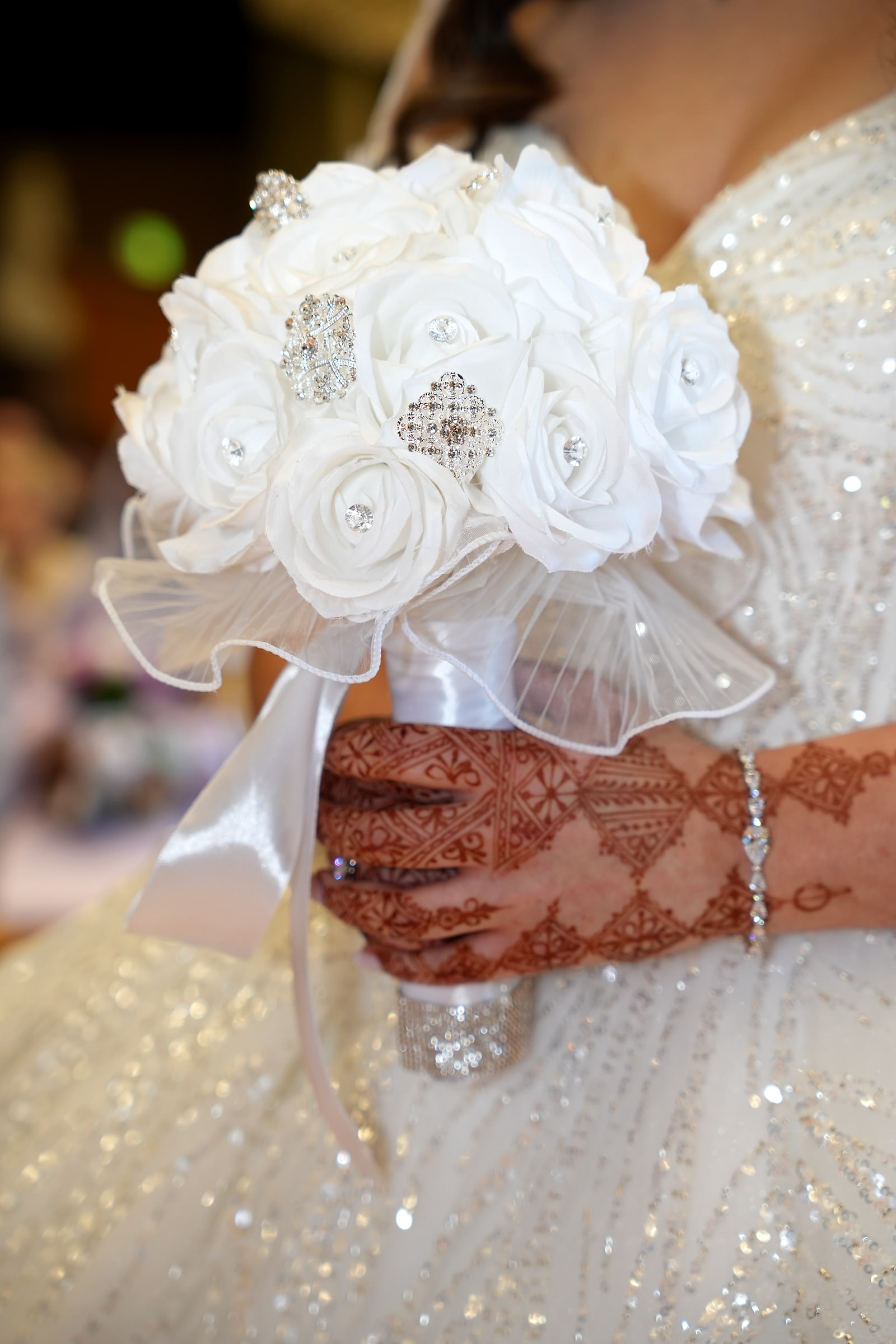 Le bouquet de roses blanches tenu par une main au henné