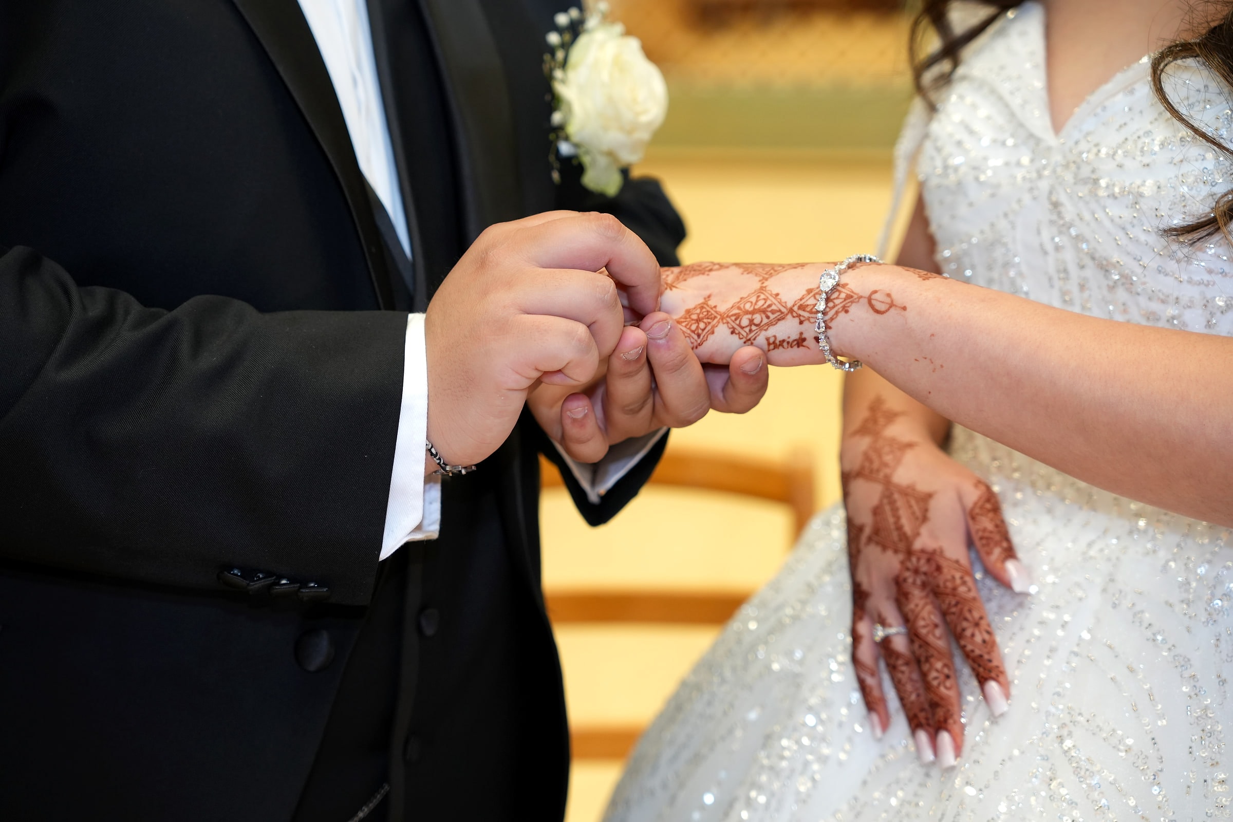 Le marié glisse l’alliance au doigt de la mariée
