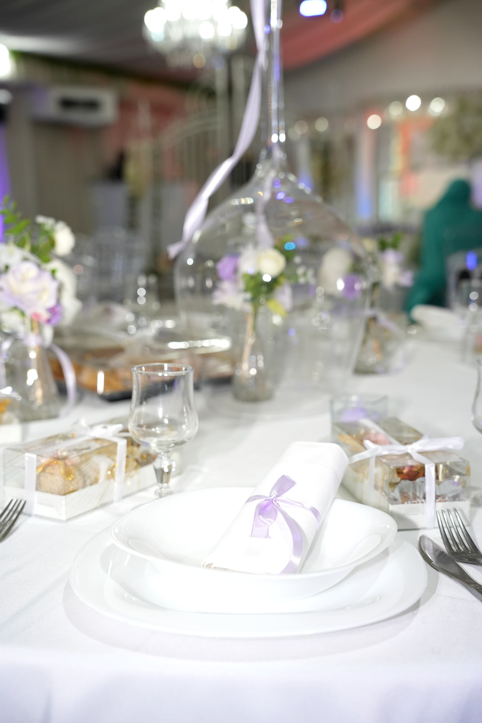 Une table dressée pour la soirée