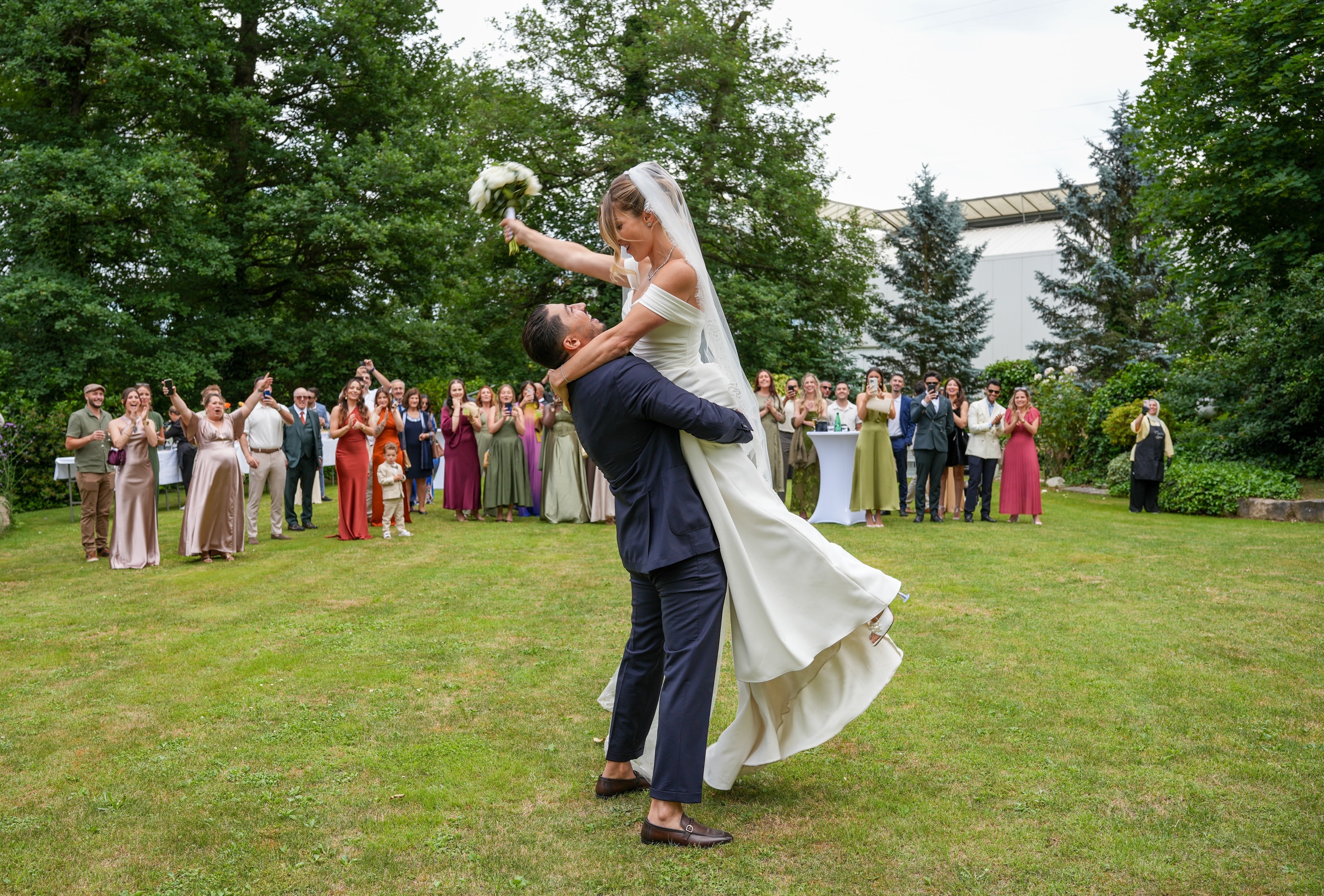 L’envolée — Portée par lui, applaudie par tous — photographie mariage par UNPOSD