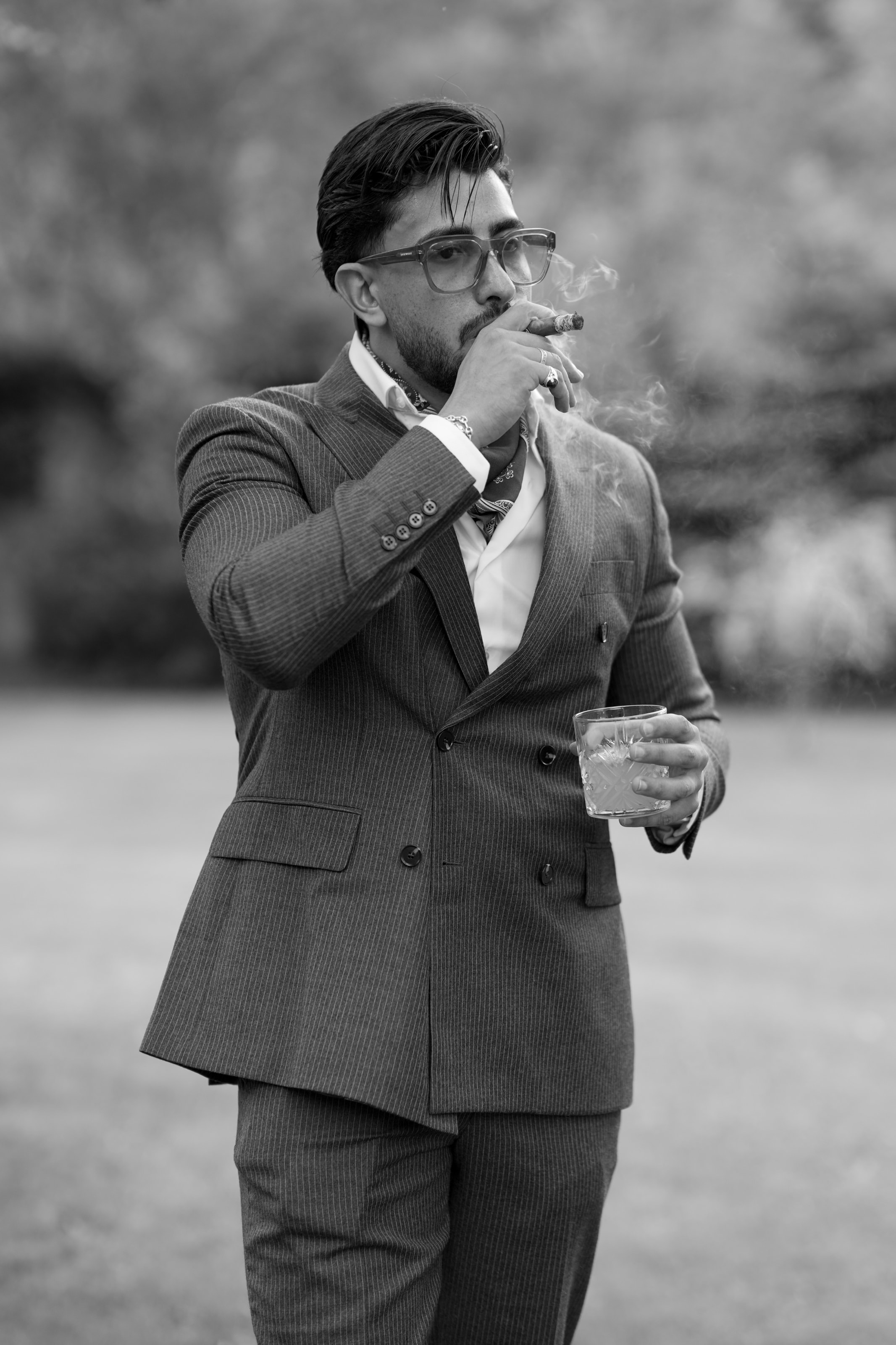L’homme au cigare — Cocktail, noir et blanc — photographie mariage par UNPOSD