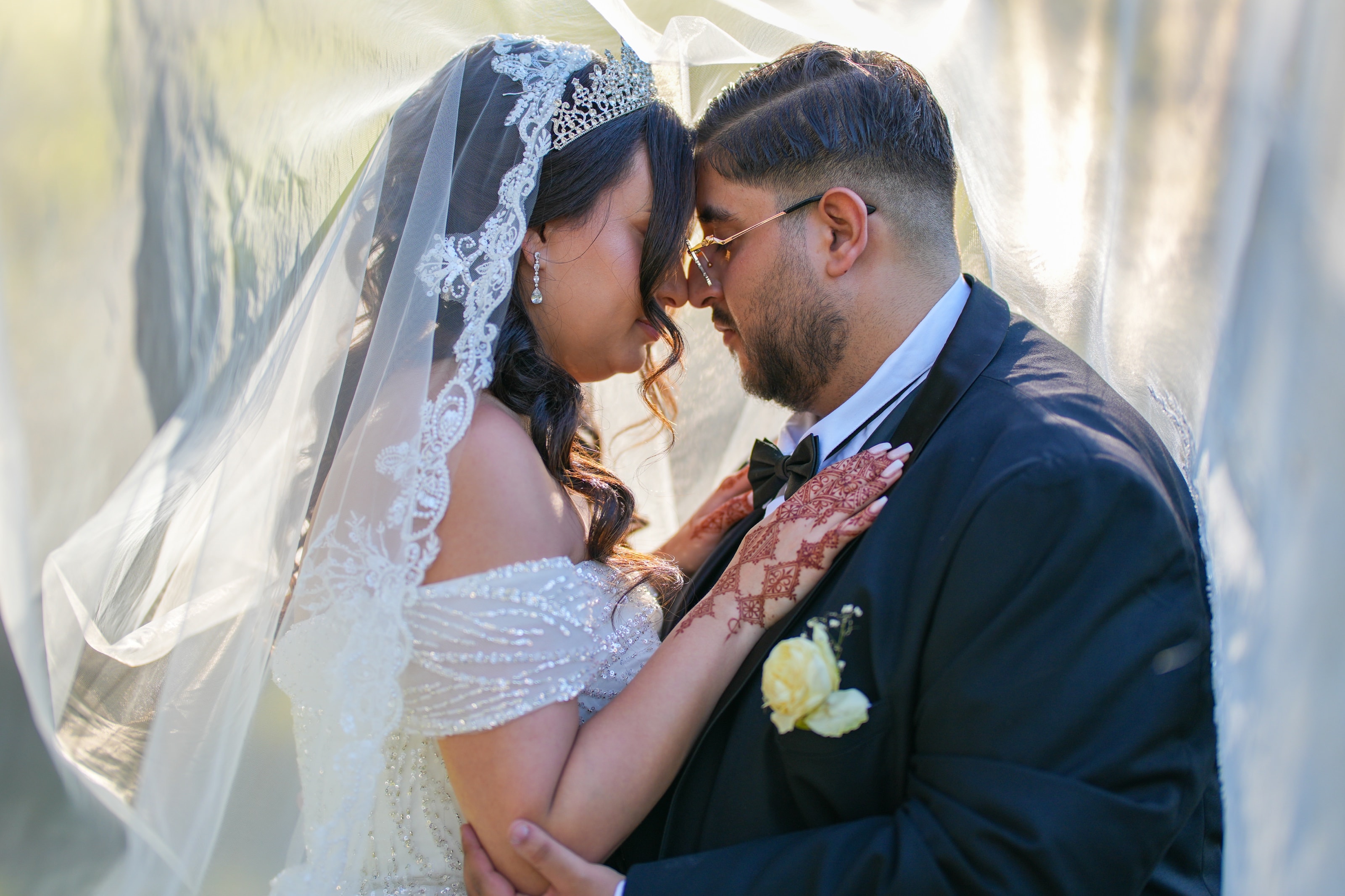 La main au henné — Front contre front, lumière d’or — photographie mariage par UNPOSD
