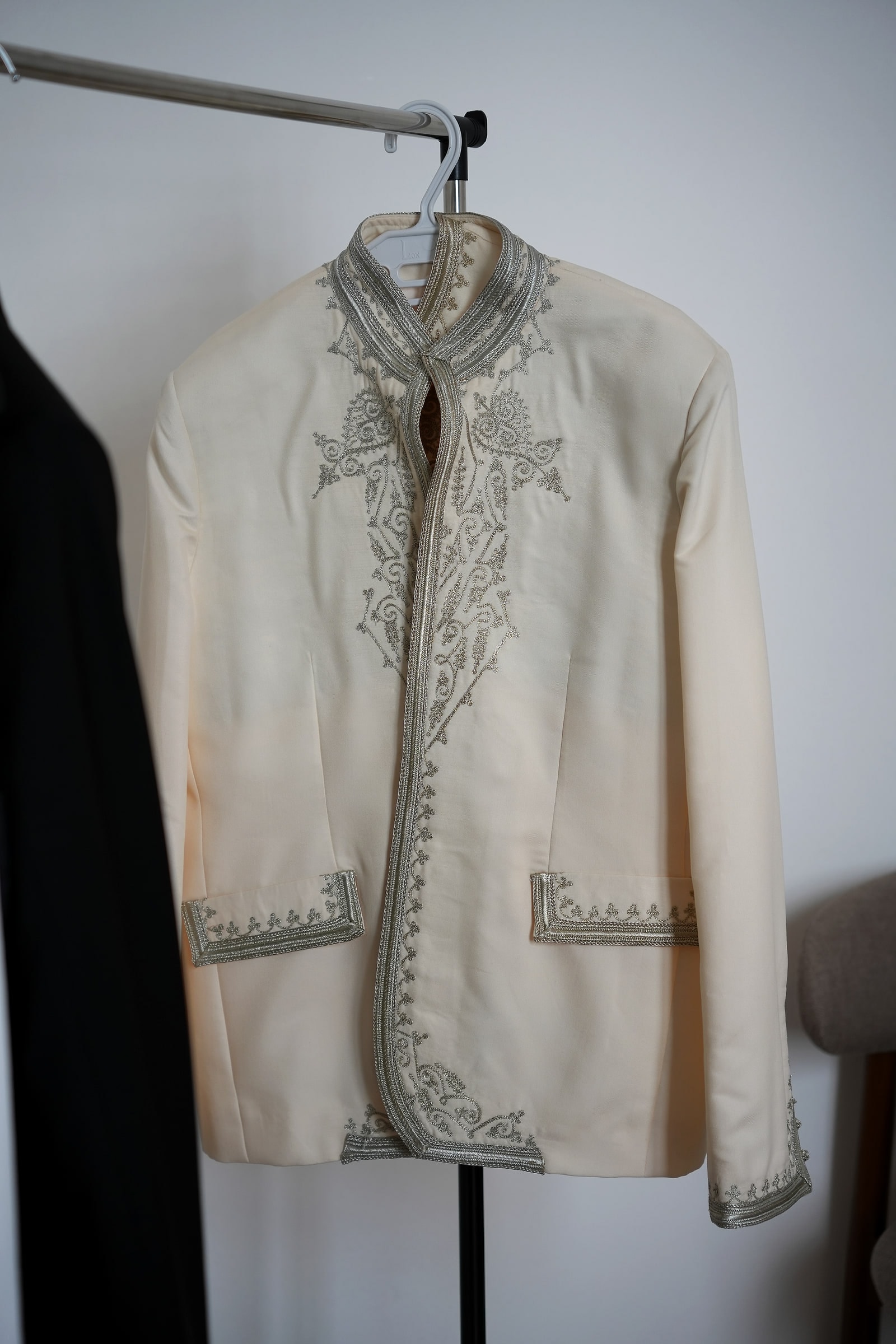La veste ivoire brodée de fils d’argent