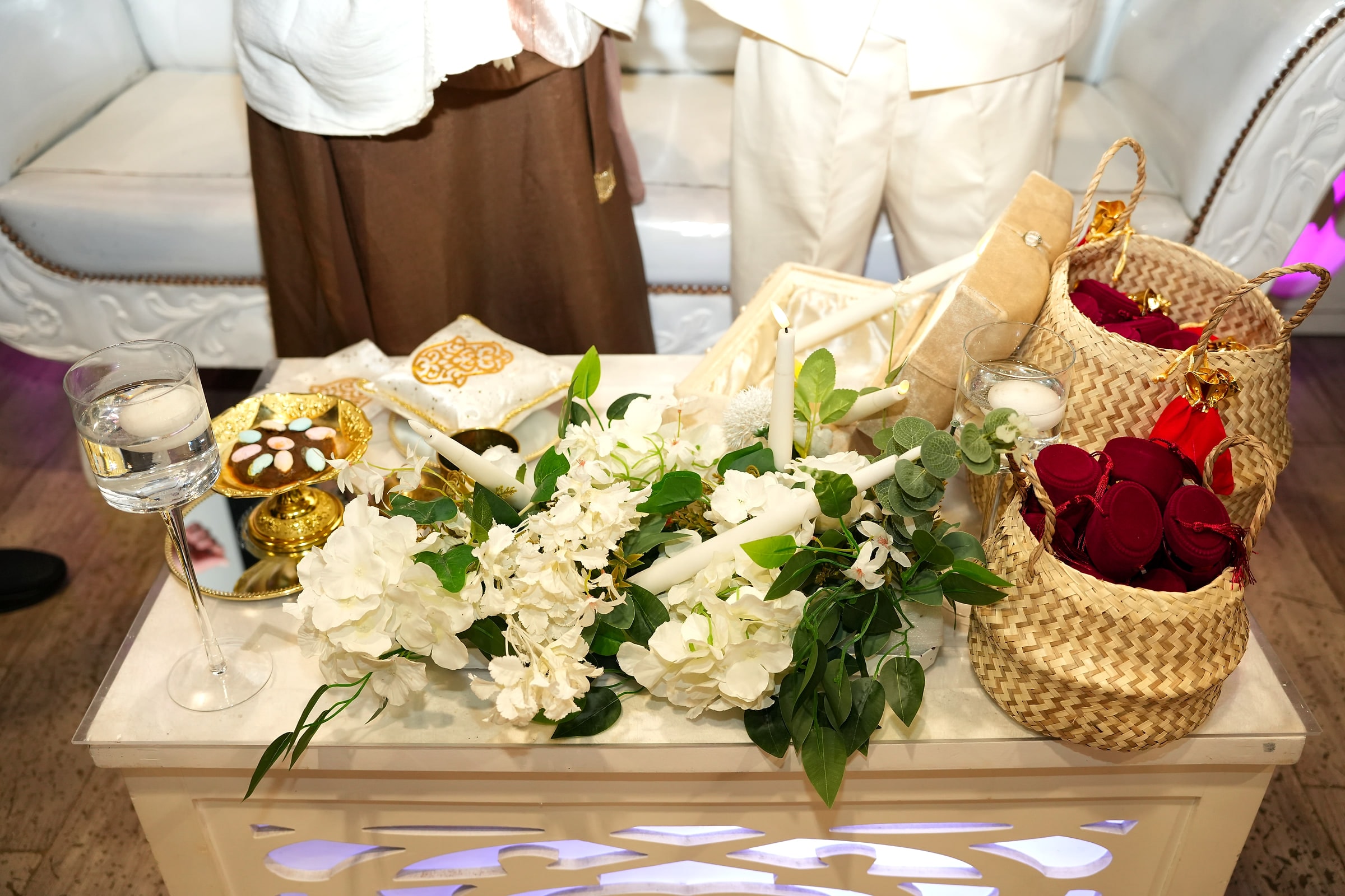 Des fleurs blanches et des paniers de roses rouges sur la table des traditions